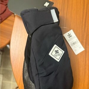 DC Black Women's Mittens